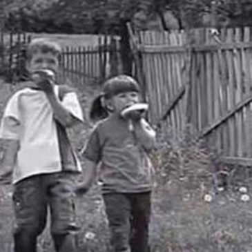 Mama, namaži mi krišku: Sećate li se detinjstva kad smo imali tako malo, a bili tako srecni